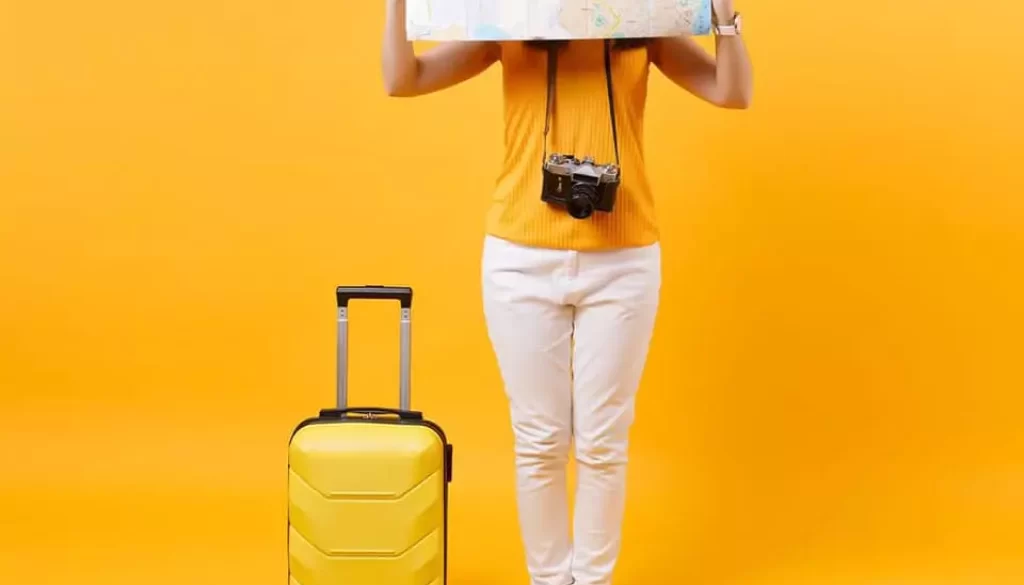 La maleta perfecta para cada ocasión -Mujer con maleta de viaje