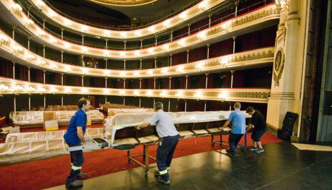 gil-stauffer-desmonta-las-butacas-del-teatro-principal-de-zaragoza