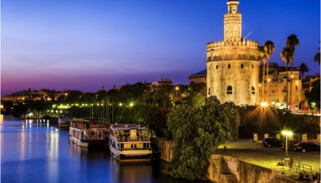 Mudarse a Sevilla - Panorámica de Sevilla de noche con la Torre del Oro